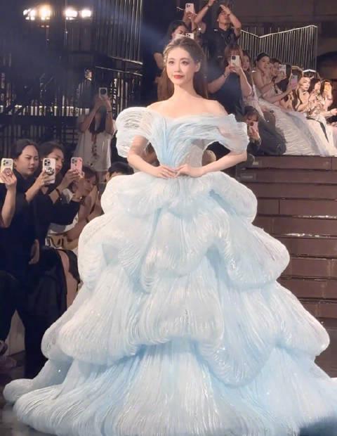 海外华人必看！祝绪丹蓝色礼服惊艳全场，教你如何解锁国内影视内容