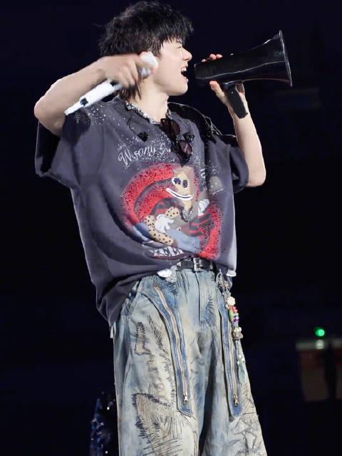 海外华人追剧听歌遇阻？资深歌手张杰演唱会突发状况教你应对之道