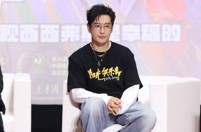 在海外刷到黄晓明谈‘活在当下’的采访，我突然懂了：焦虑的人最缺的，其实是这种能力