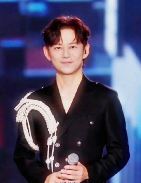 海外华人追剧困扰多？何炅自曝视力问题揭露中年危机真相