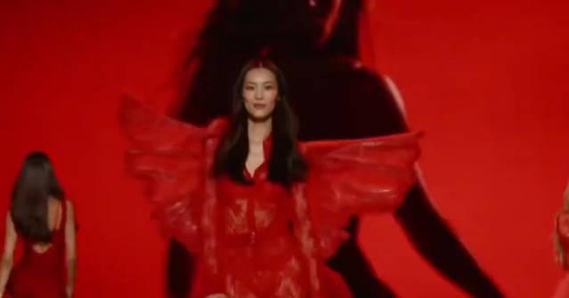 刘雯第九次闪耀维密！亚洲模特纪录再刷新，海外华人如何畅看完整大秀？