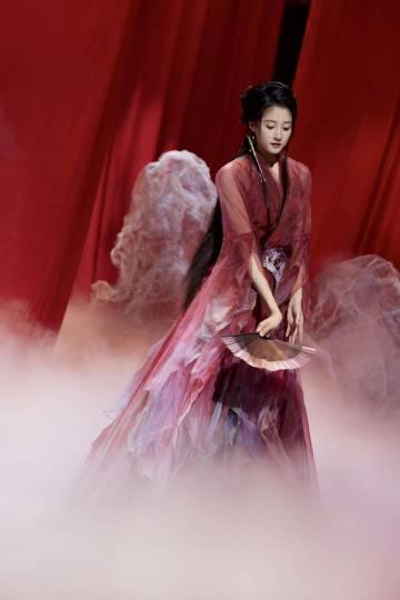 关晓彤红衣造型美出圈！海外华人如何解锁国内综艺追星指南