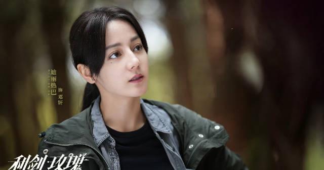 迪丽热巴审讯戏惊艳全网！海外华人如何解锁《利剑·玫瑰》完整版？