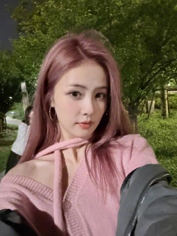 白鹿粉色新发色惊艳全网！海外华人如何解锁同款追星体验？