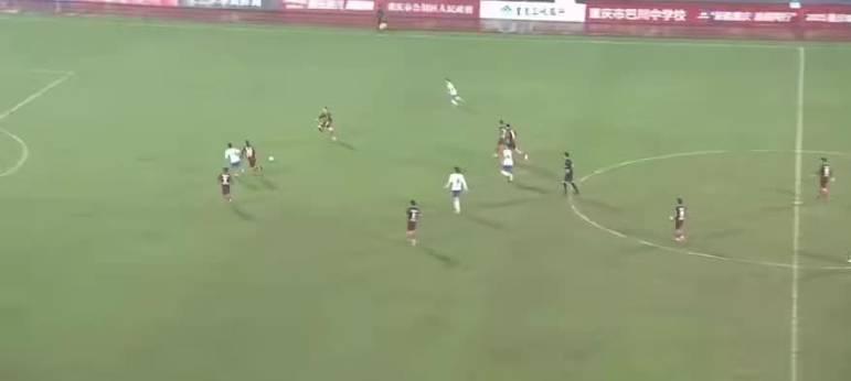 门线前的生死0.1秒！这个后卫的极限解围，教会我们什么叫永不放弃