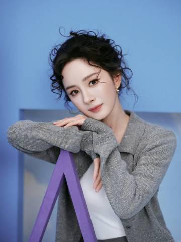 杨幂羊毛卷发型惊艳全网！俏皮可爱引爆时尚潮流，网友直呼太会了