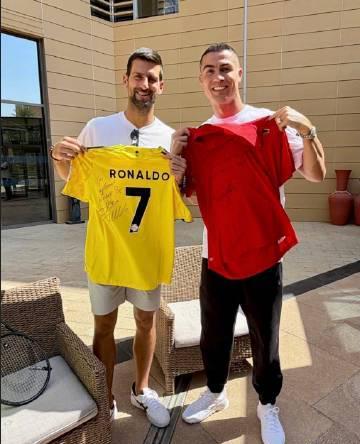 看到德约给C罗的定制球拍时，我突然想起那些年追剧卡成PPT的海外夜晚