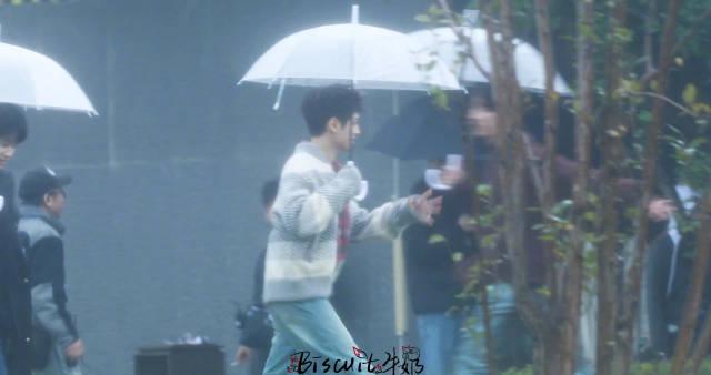 罗云熙成都录团综雨中撒欢！《水龙吟》明日开播，海外剧迷如何突破地域限制追更？