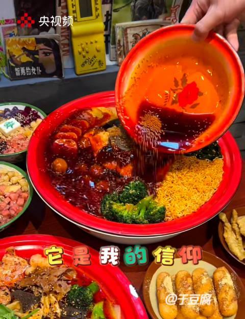 深夜一碗黏糊麻辣烫，麻酱爱好者狂喜！全国吃法大不同
