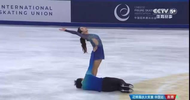 刷到隋文静韩聪的《只此青绿》时，我正卡在海外追剧的转圈圈里——那130.47分背后，藏着每个游子都懂的酸楚