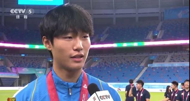 刷到辽宁替补门将扑点视频时，我正卡在海外看剧的转圈圈里——那种绝境翻盘的感觉太真实了