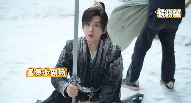 成毅片场变身创作达人！雪地即兴表演惊艳全网，海外粉丝却遭遇观看难题