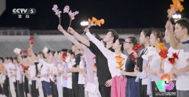 在海外刷到十五运开幕式彩排，我盯着卡顿的屏幕突然想起当年追剧的日子