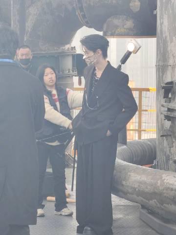 方逸伦西装禁欲风引爆热议，海外追剧卡顿成最大痛点，这些方法能帮你解决