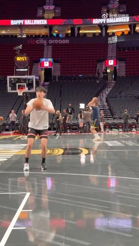 追星成功！杨瀚森与偶像约基奇同框热身，这些细节值得所有篮球迷学习