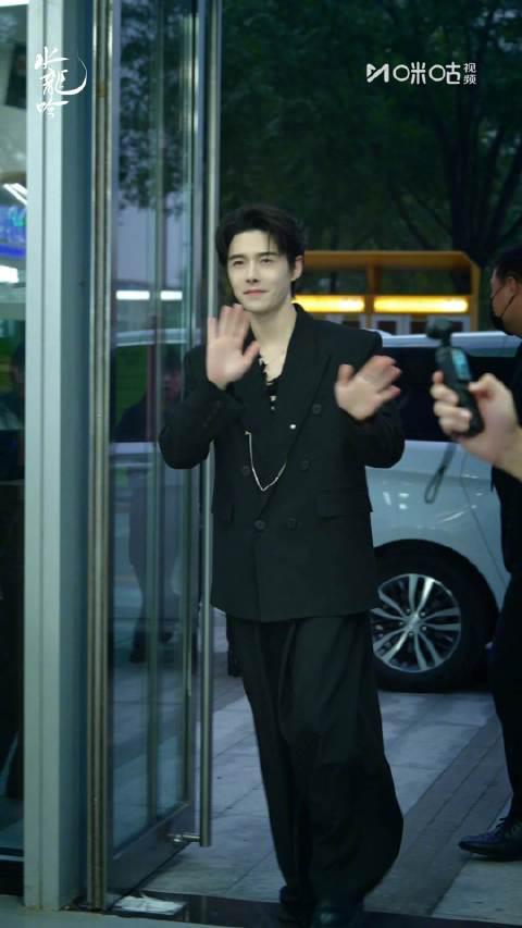 《水龙吟》主演空降营业厅！方逸伦神还原名场面，陈瑶送礼笑靥如花