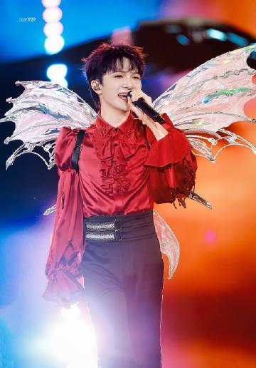 周深演唱会暖心一幕曝光！这个举动让全网直呼太宠粉了