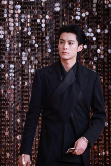 海外华人追剧烦恼大揭秘：如何突破地区限制观看王鹤棣最新综艺节目