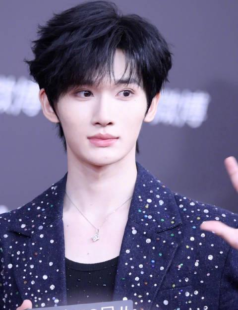 余宇涵红毯绅士风度获赞！海外华人如何解锁国内视频平台追星？