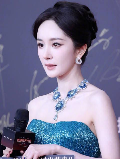 杨幂红毯再秀绝技！项链消失术惊艳全场，高清美貌引爆热搜