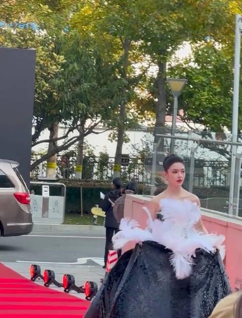 林允红毯惊艳全场！黑白天鹅造型美到窒息，海外华人如何同步追星？