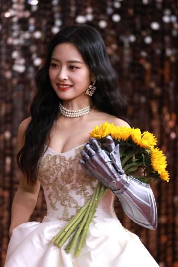 沈月红毯惊艳亮相！手捧鲜花美到窒息，海外粉丝如何同步追星？