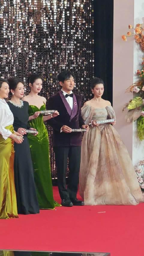 海外华人如何突破地区限制观看国内热门影视剧？五个失踪的少年剧组现身红毯引热议