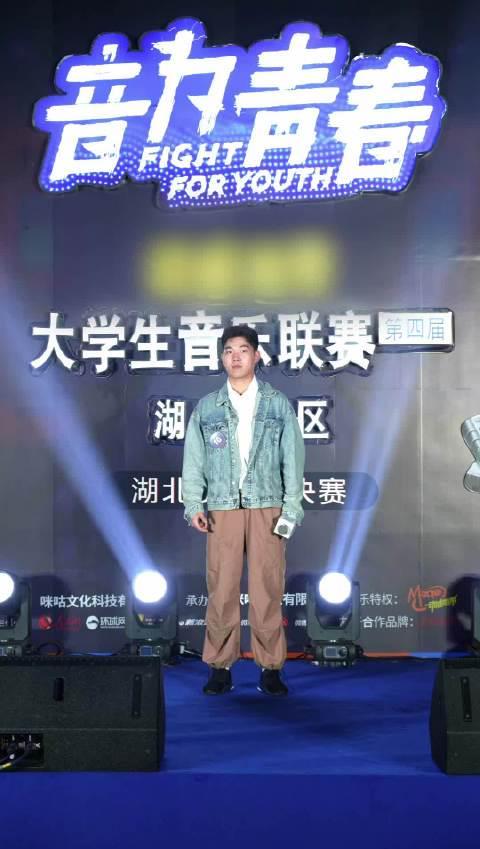 湖北高校惊现小陶喆！大学生音乐联赛现场神级翻唱引爆网络热议