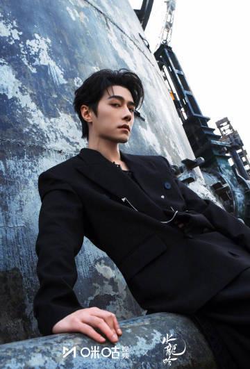 方逸伦黑西装镂空大片引爆热搜！复古工业风造型又A又欲，网友直呼：这谁顶得住？