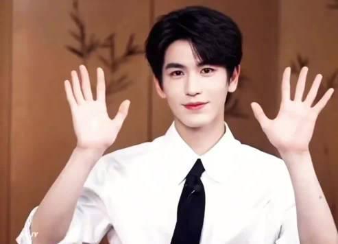 张凌赫学霸人设再获认证！江苏电力官方回应引爆全网，这才是真正的智性恋天花板