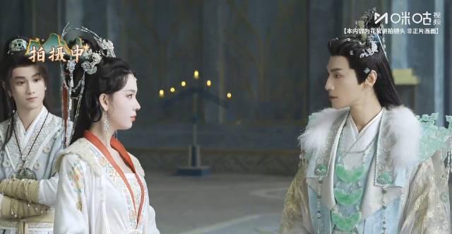 《水龙吟》片场欢乐曝光！罗云熙陈瑶对视甜笑，道具零食吃到停不下来