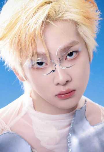 周震南金发银妆惊艳亮相！海外粉丝如何突破限制直击音乐节现场？