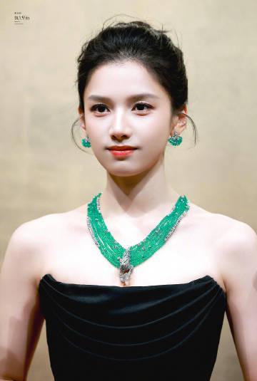 张婧仪佩戴祖母绿高珠惊艳亮相！海外华人如何解锁同款时尚大片？