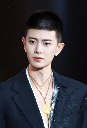 任嘉伦寸头黑西装造型刷屏！海外粉丝如何突破限制追星？