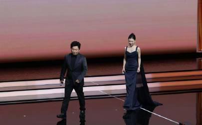 刷到黄渤周冬雨点亮金鸡的瞬间，我懂了：海外游子最怕的不是时差，是看不了国内综艺的寂寞