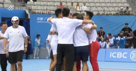17岁天才少年商竣程率队夺冠！全运会网球赛场上演青春风暴