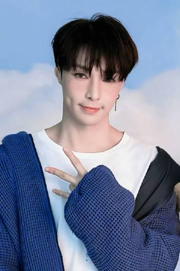 张艺兴全包眼线惊艳全网！海外华人如何解锁同款舞台妆效？