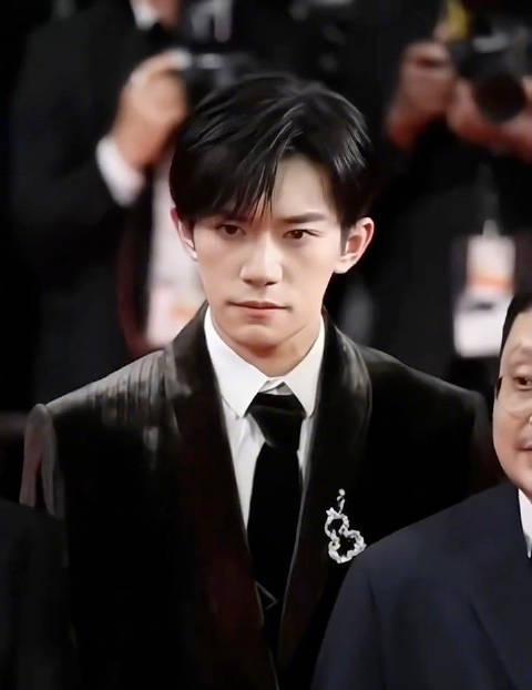 易烊千玺从偶像到演员的蜕变之路，他距离打破刘烨纪录仅一步之遥