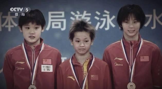 刷到三小只全运会拥抱视频时，我正熬夜改方案——她们眼泪砸在领奖台上的声音，突然让我想起在海外追直播的夜晚