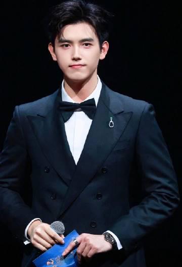 00后电影生陈飞宇惊艳亮相：仪态板正、主持沉稳的教科书级示范