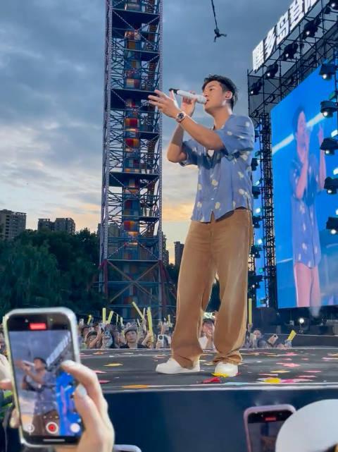 海外华人追剧听歌遇阻？周兴哲成都演唱会现场教你破解地区限制烦恼