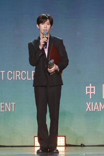 易烊千玺金鸡奖提名引爆海外追星潮，Sixfast一键解锁微博影视内容