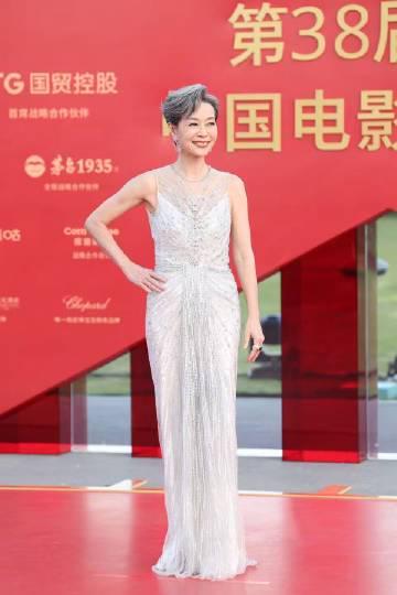 叶童银发惊艳金鸡奖红毯，62岁气场全开打破年龄焦虑的时尚启示