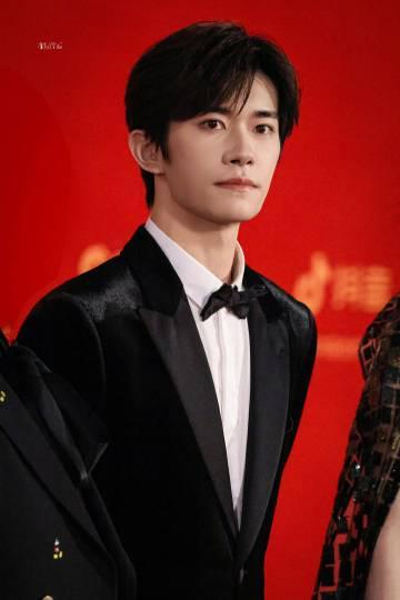 易烊千玺凭什么成为最年轻金鸡影帝？这三点成长轨迹值得每个人学习