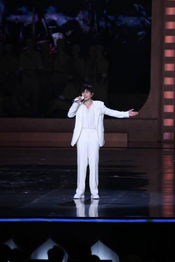 刷到张杰金鸡奖白衣造型那刻，我在纽约地铁里突然懂了什么叫文化乡愁