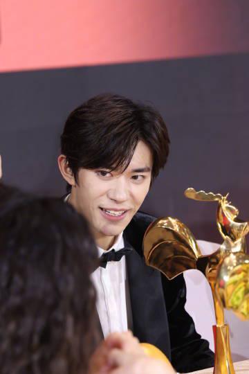 易烊千玺金鸡奖封帝幕后：从养成系偶像到最年轻影帝的蜕变之路