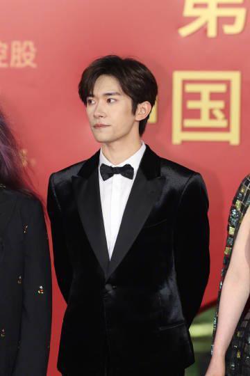 易烊千玺四度冲击金鸡影帝！红毯舔唇杀引爆全网，这些细节你看懂了吗？