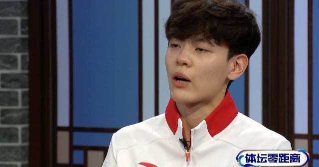 刷到杨舒予赛后看父亲微信的片段，我突然想起那些年追国服游戏时卡顿的深夜