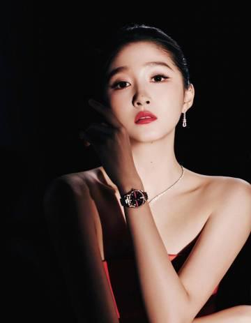 关晓彤骨相绝了！高颅顶+天鹅颈惊艳全网，这些发型她都能驾驭