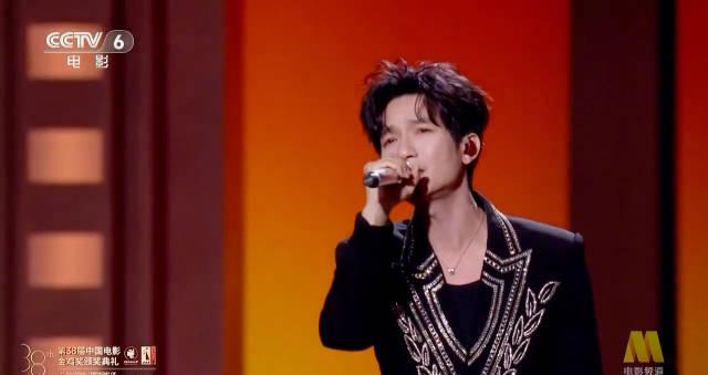 刷到陈楚生金鸡奖现场视频时，我正卡在海外追剧的转圈圈里——那声线让我想起当年蹲网吧打国服的日子